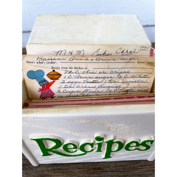 VIntage 1970s Faux white Wood Floral Recipe Box with Recipes Retro - Picture 5 of 10